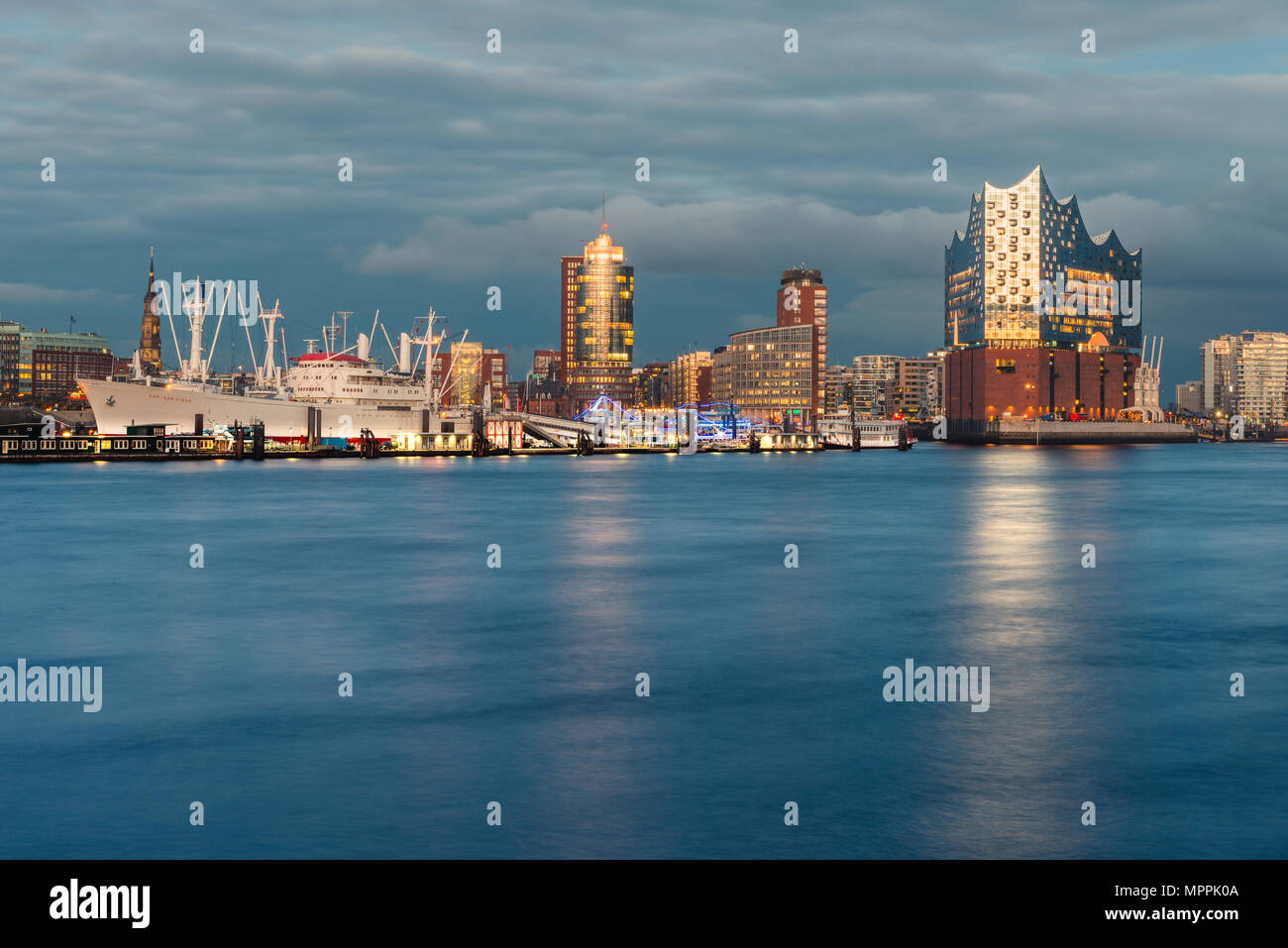 Deutschland, Hamburg, Hafen und Elbphilharmonie im Abendlicht Stockfoto