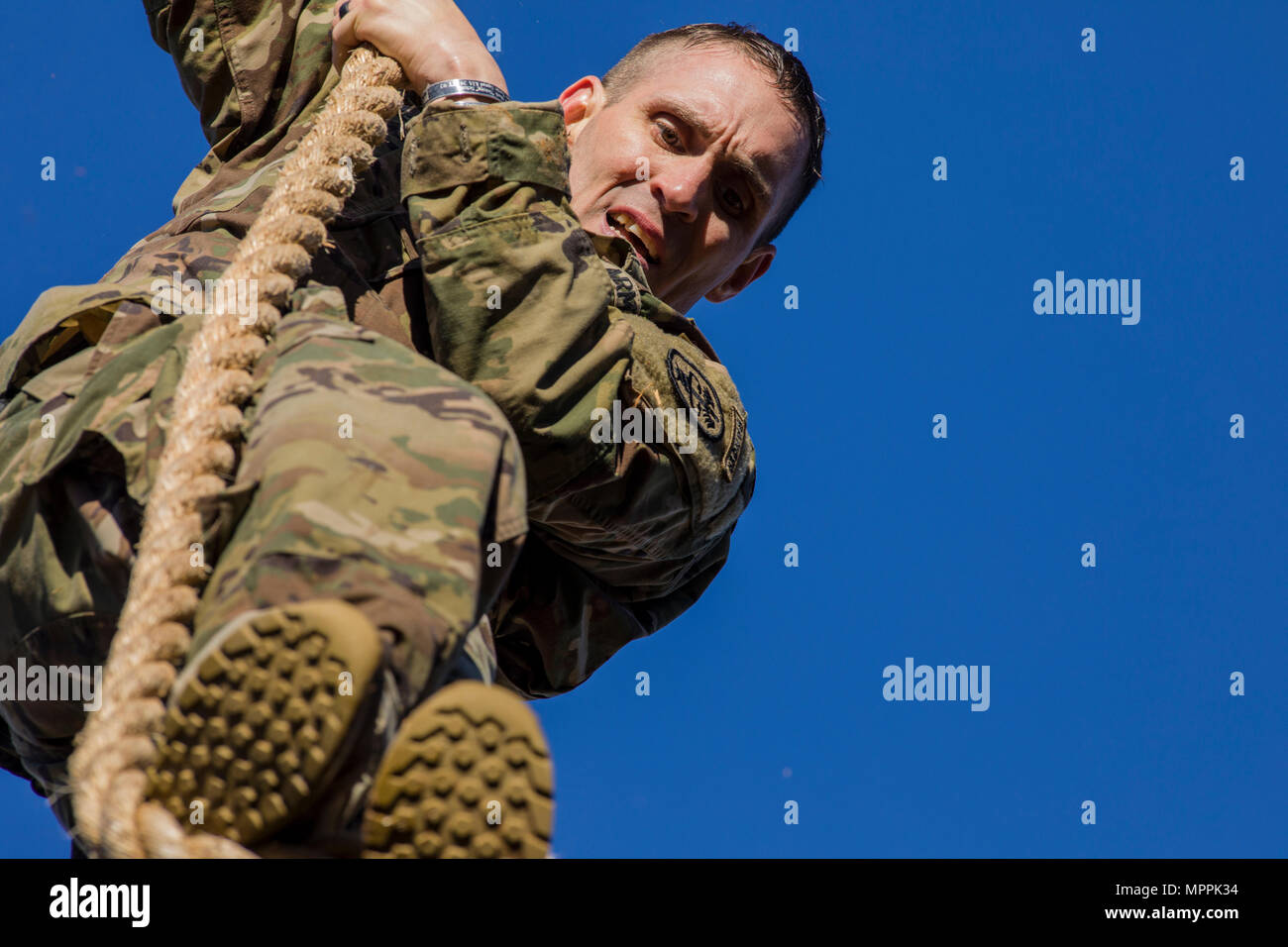 U.S. Army Ranger Kapitän Michael McCaffrie, von Ft. Jackson, S.C., rutscht durch ein Seil an der Malvesti Hindernis Kurs während der 34. jährlichen David E. Grange jr. Am besten Ranger Wettbewerb an Ft. Benning, Ga., Nov. 7, 2017. Die besten Ranger Wettbewerb ist eine dreitägige Veranstaltung, bestehend aus Herausforderungen Wettbewerber des körperlichen, geistigen und technischen Fähigkeiten, sowie zu Orten, an denen das Militär die besten Zwei-mann Ranger Teams gegeneinander um den Titel des besten Ranger zu konkurrieren. (U.S. Armee Foto: Staff Sgt. Justin S. Morelli) Stockfoto