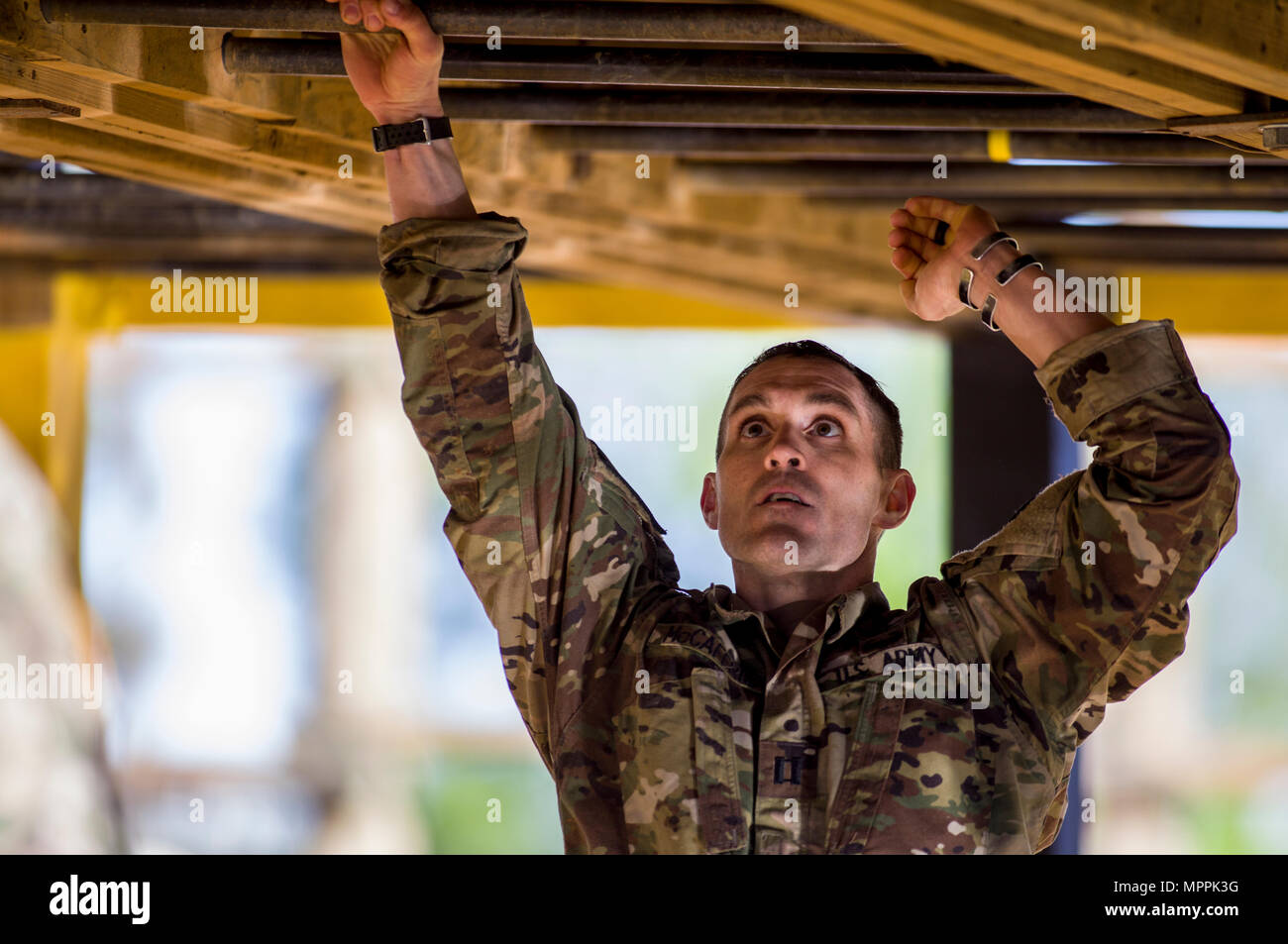 U.S. Army Ranger Kapitän Michael McCaffrie, von Ft. Jackson, S.C., kreuzt ein Hindernis an der Malvesti Hindernis Kurs während der 34. jährlichen David E. Grange jr. Am besten Ranger Wettbewerb an Ft. Benning, Ga., Nov. 7, 2017. Die besten Ranger Wettbewerb ist eine dreitägige Veranstaltung, bestehend aus Herausforderungen Wettbewerber des körperlichen, geistigen und technischen Fähigkeiten, sowie zu Orten, an denen das Militär die besten Zwei-mann Ranger Teams gegeneinander um den Titel des besten Ranger zu konkurrieren. (U.S. Armee Foto: Staff Sgt. Justin S. Morelli) Stockfoto