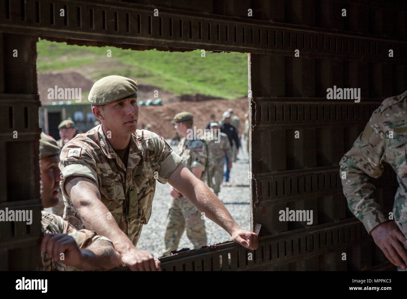 Peshmerga Soldaten bewegen, als eine Gruppe, die während einer Übung in der Nähe von Erbil Irak, April 4, 2017. Diese Schulung ist ein integraler Bestandteil der Combined Joint Task Force - inhärenten Building Partner Kapazität mission lösen, indem sie die Ausbildung und die Verbesserung der Fähigkeit der zusammengeschlossen, um Kräfte, die ISIS. CJTF-OIR ist die globale Koalition zu besiegen ISIS im Irak und in Syrien. (U.S. Armee Foto von Sgt. Josephine Carlson) Stockfoto