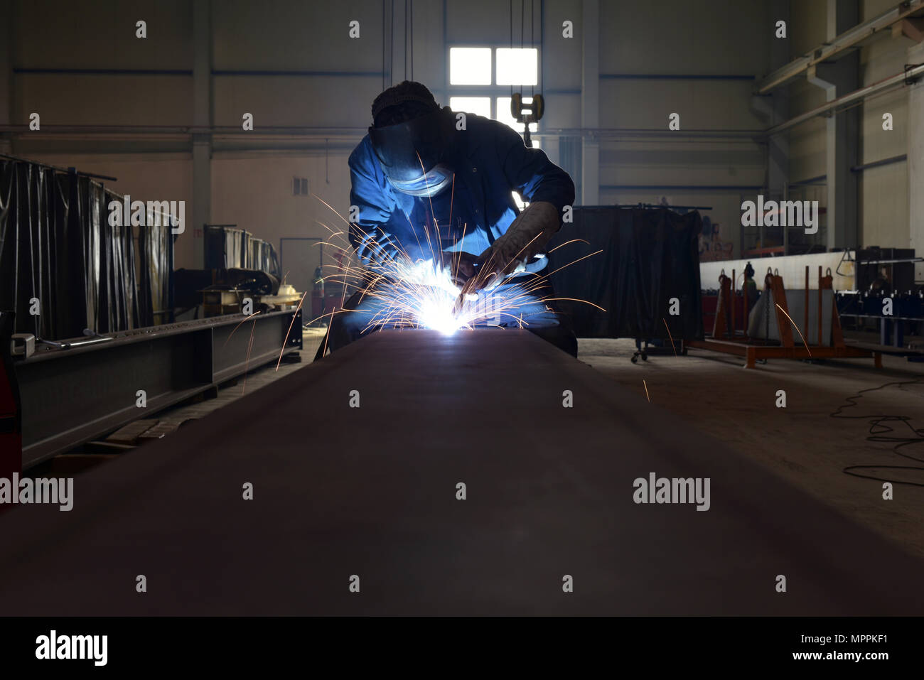 Schweißer bei der Arbeit in der Fabrik Stockfoto