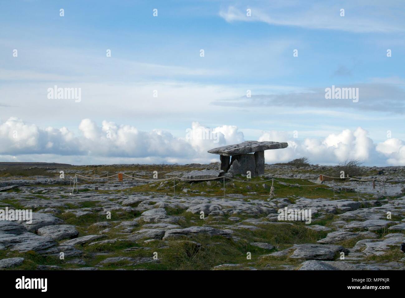 Poulnabrone Dolmen alten Portal Grab von Burren National Park in Corofin, County Clare, Irland. Stockfoto