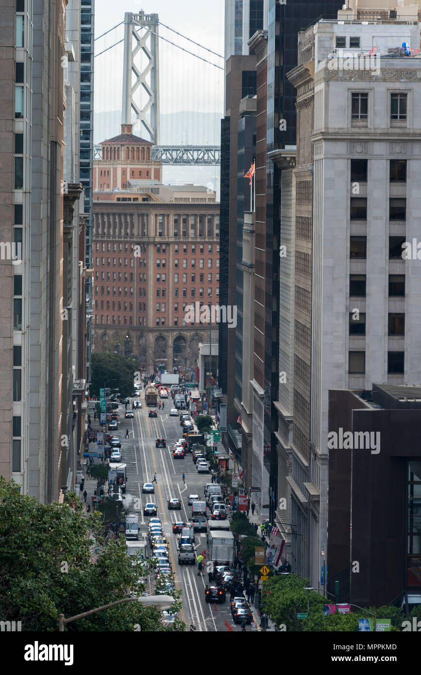 USA, California, San Francisco, California Street mit Bay Bridge im Hintergrund Stockfoto