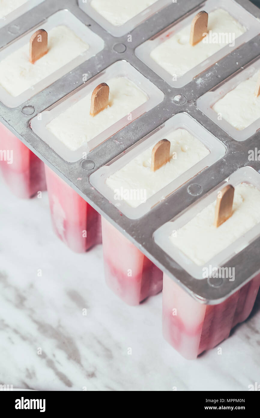 Hausgemachte Erdbeeren und Joghurt Eis am Stiel Stockfoto