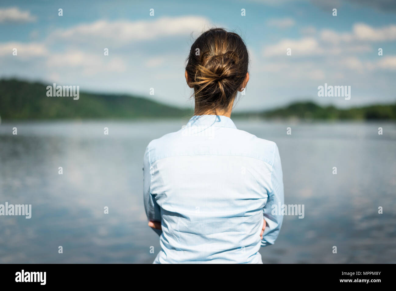 Ansicht der Rückseite Frau an einem See an der Ansicht Suchen Stockfoto