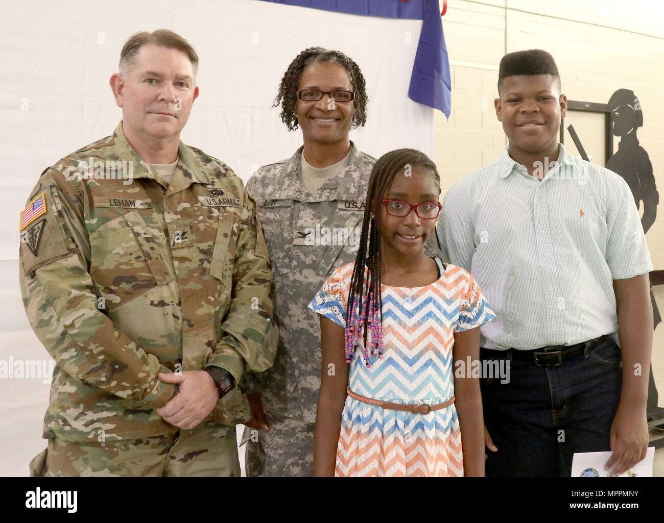 Oberst Neal C. Lehan, Kommandant der Mississippi Medical Loslösung, Mississippi Army National Guard, Oberst Chattie N. Levy, stellvertretender Kommandant der klinischen Dienstleistungen, und ihre Kinder LaTalia Carter und Khali Taylor, posieren für Fotos nach Abgabe der Promotion. Levy's Kinder auf Ihrem neuen Rang festgesteckt. (Mississippi National Guard Foto von Pfc. Jarvis Mace, 102 d Public Affairs Abteilung.) Stockfoto