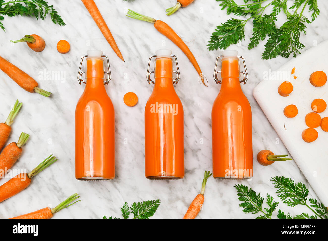 Hausgemachte Karottensaft in Flaschen Stockfoto