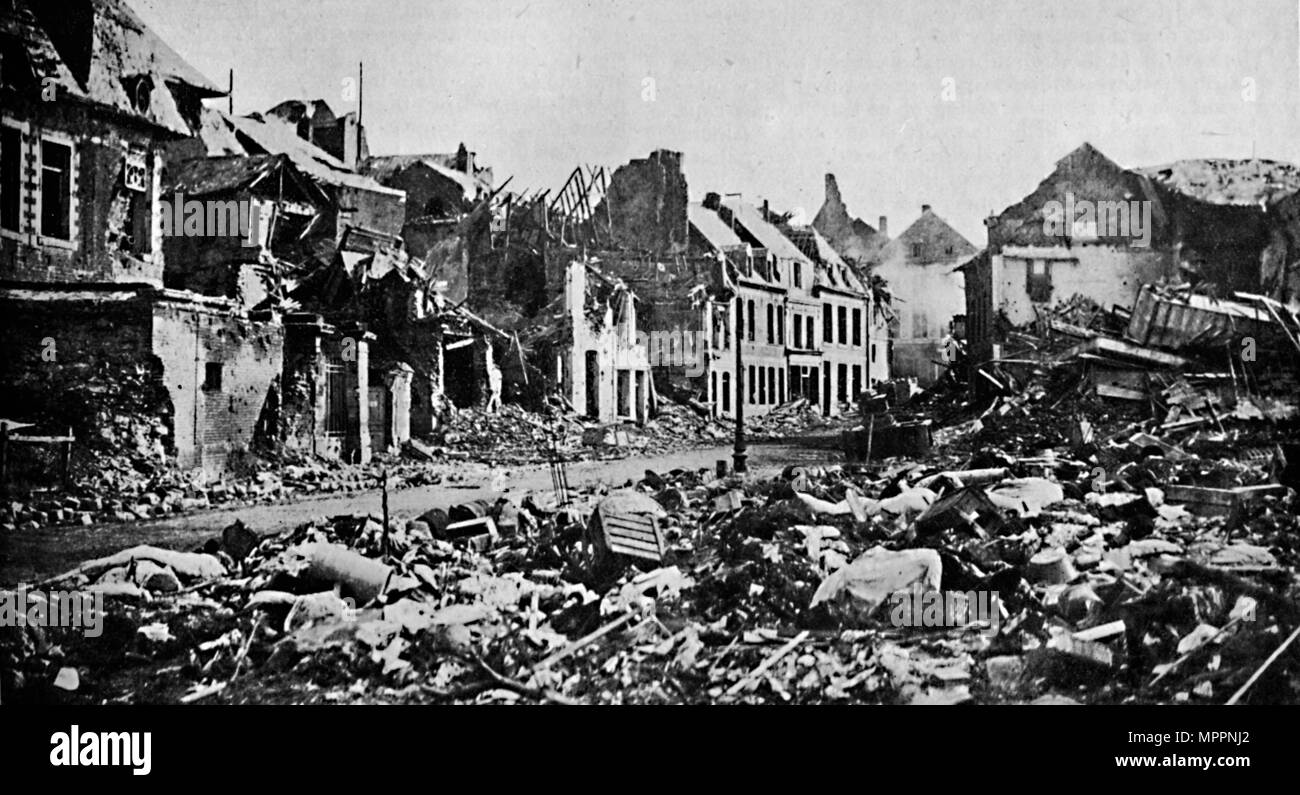 Ein Bild Der Verwustung Eine Strasse In Peronne 1919 Artist Krieg Im Buro Stockfotografie Alamy