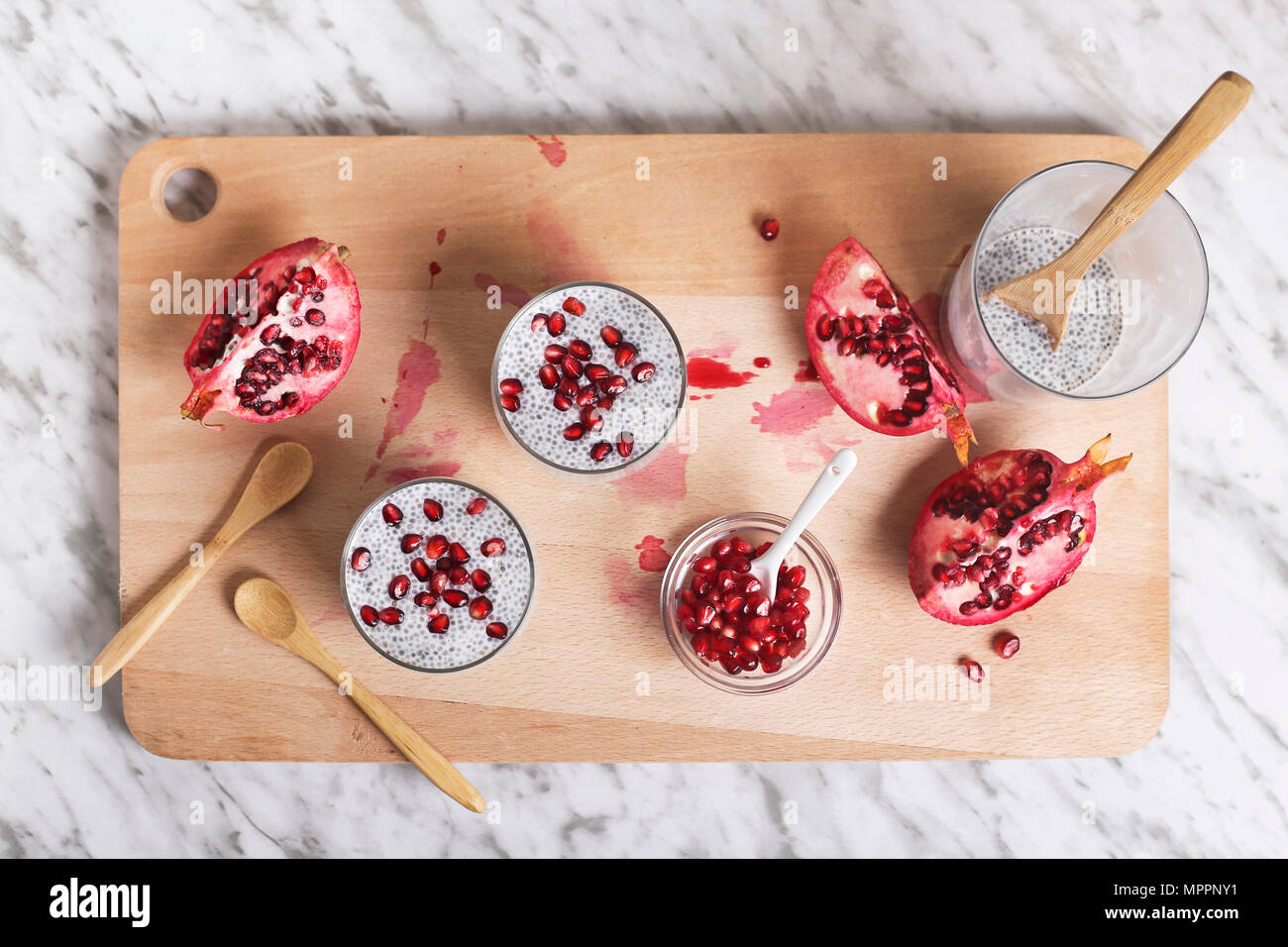 Zwei Gläser von Chia Pudding mit Granatapfel Saatgut Stockfoto