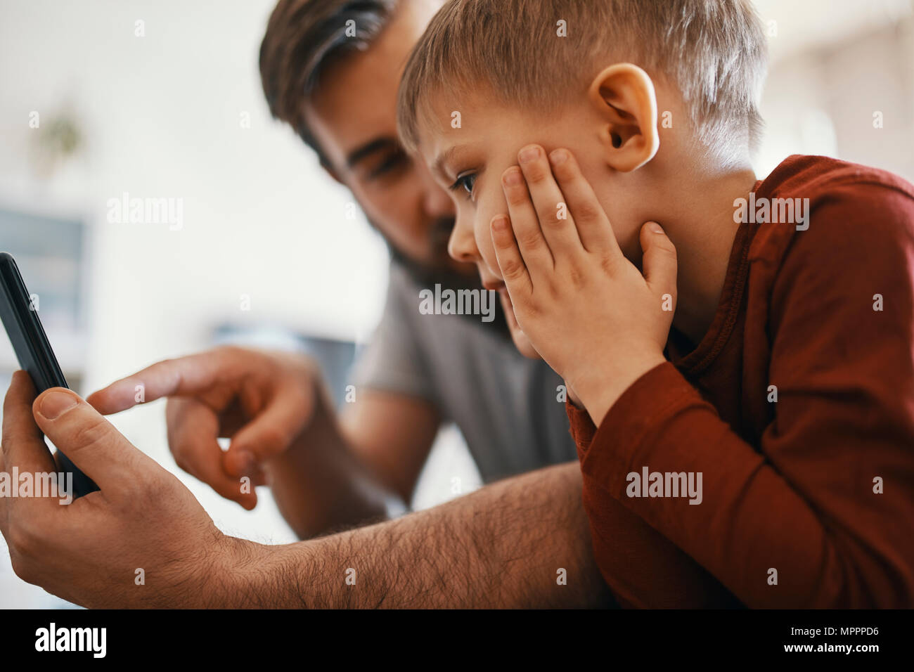 Vater und Sohn mit Smartphone Stockfoto