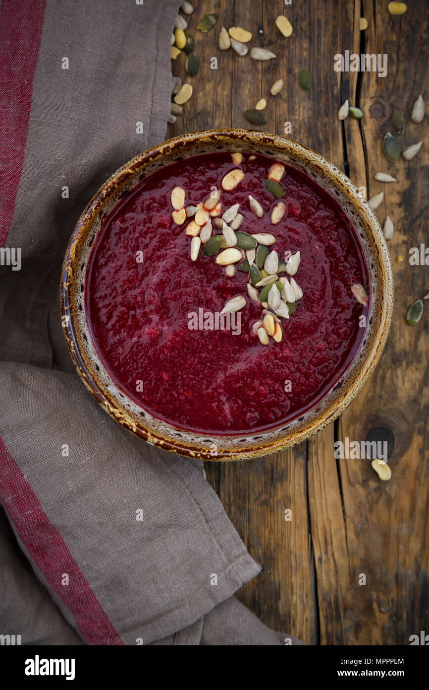 Rote-bete-Suppe mit Kürbis- und Sonnenblumenkerne Stockfoto