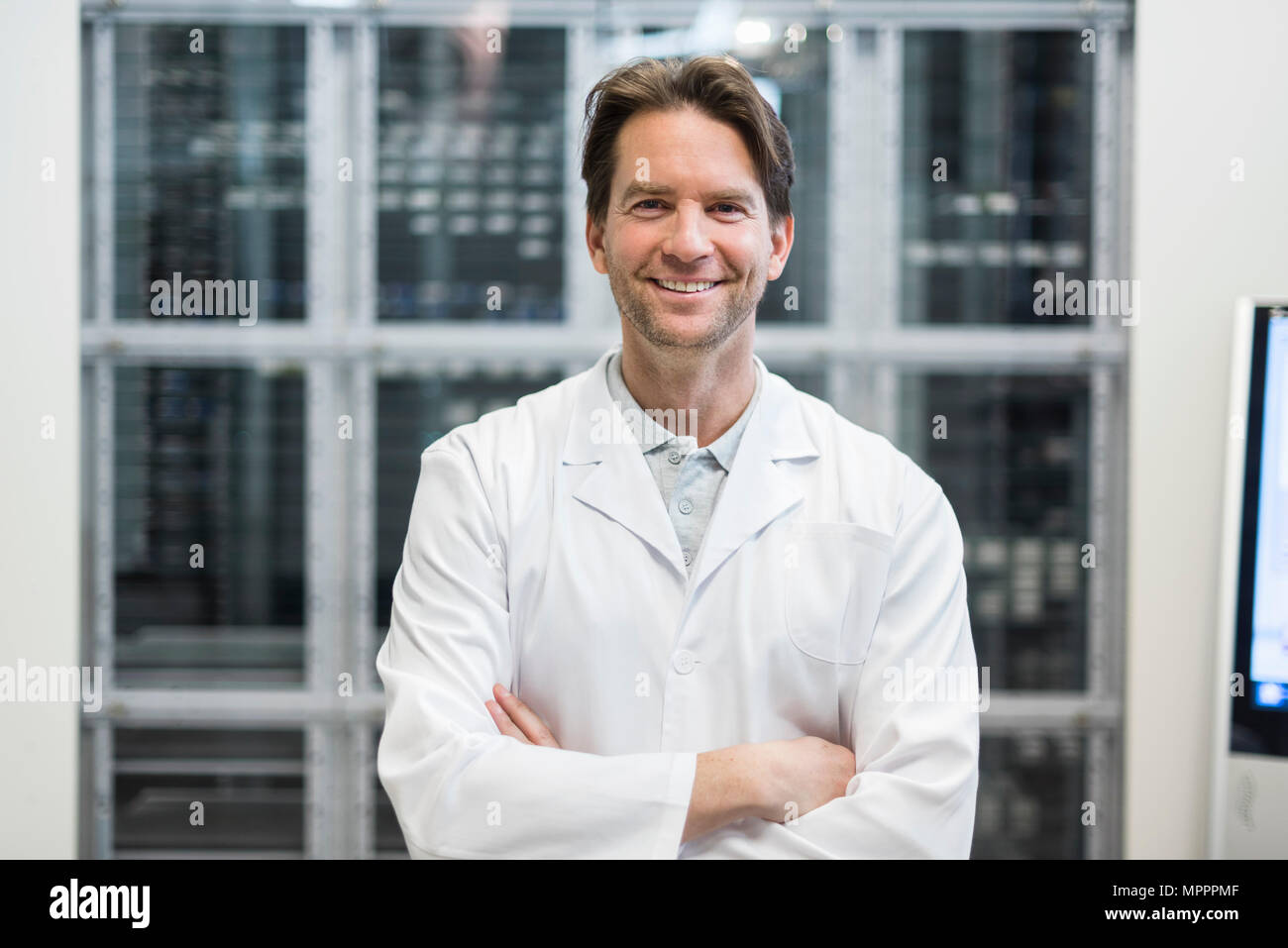 Portrait von lächelnden Mann tragen von Wappen in der Factory Stockfoto