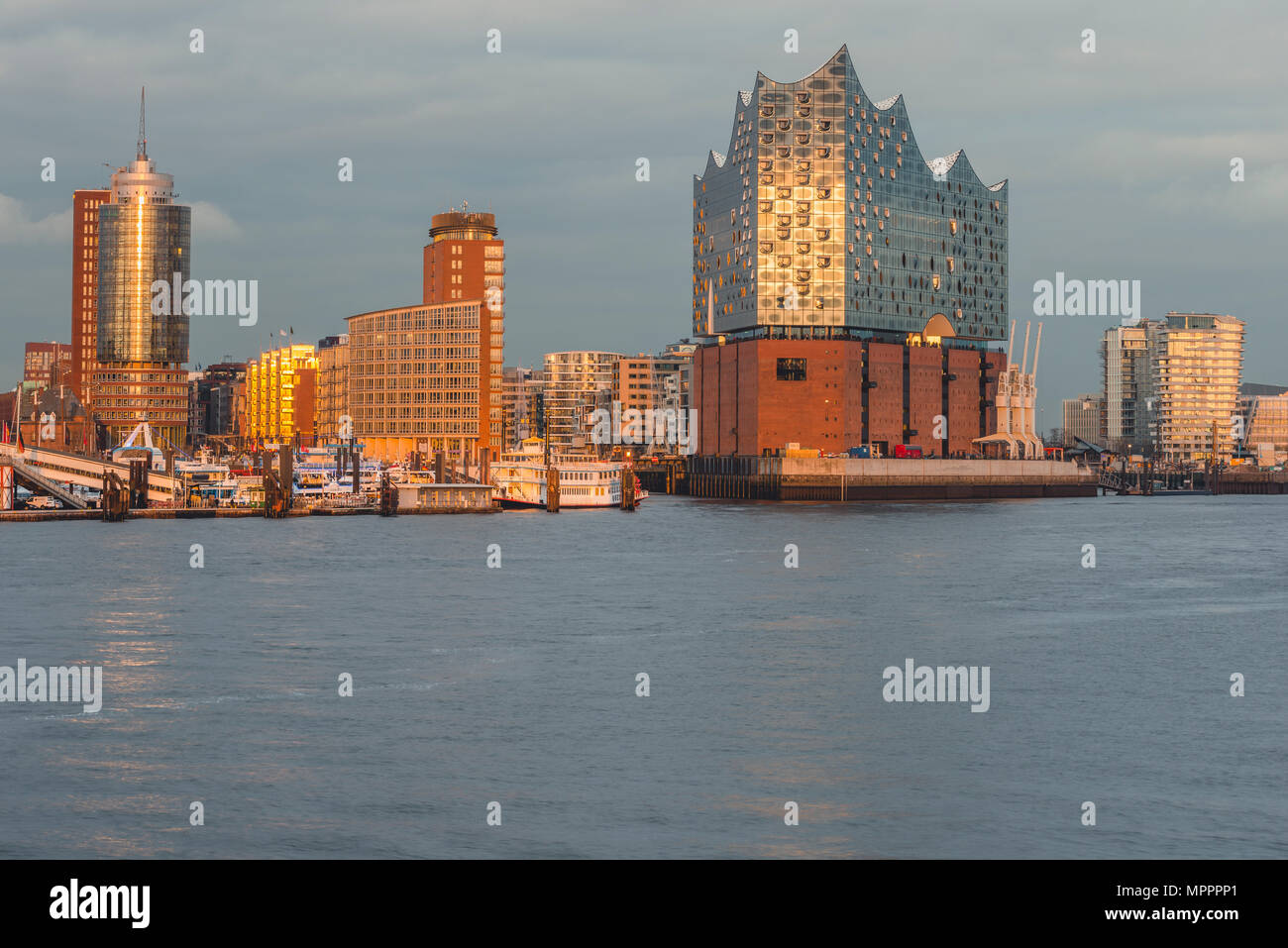 Deutschland, Hamburg, Hafen und Elbphilharmonie im Abendlicht Stockfoto
