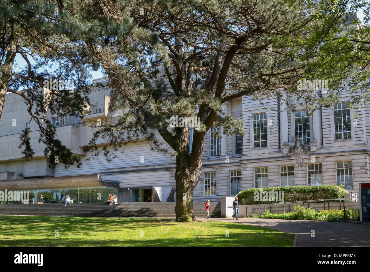 Die Ulster Museum auf Stranmillis Road, Belfast, Nordirland. Ansicht des ursprünglichen Ulster Museum (rechts) und die Verlängerung (links) von botanischen Gärten Stockfoto