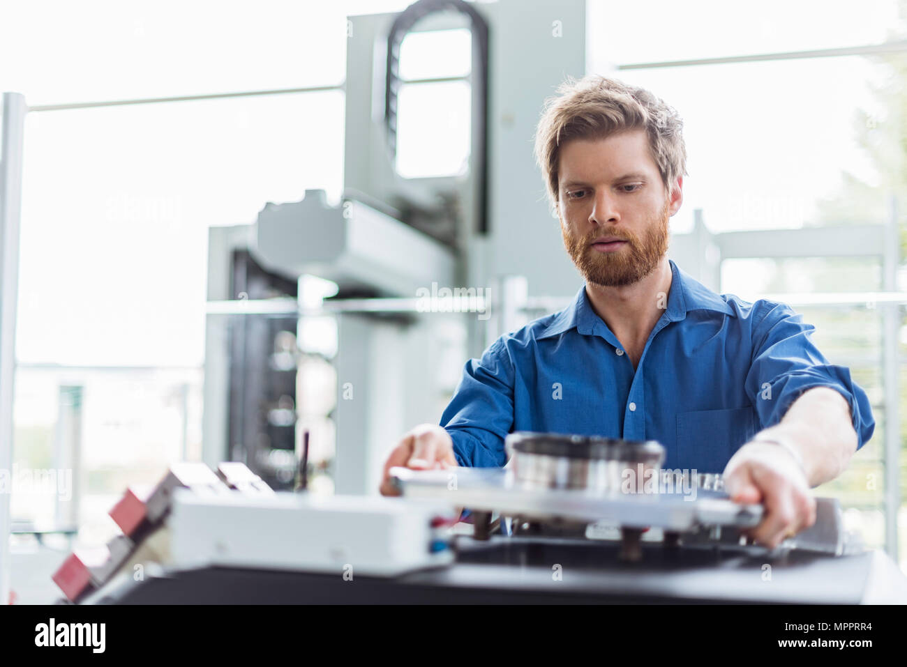 Mann Prüfung Produkt in Unternehmen Stockfoto