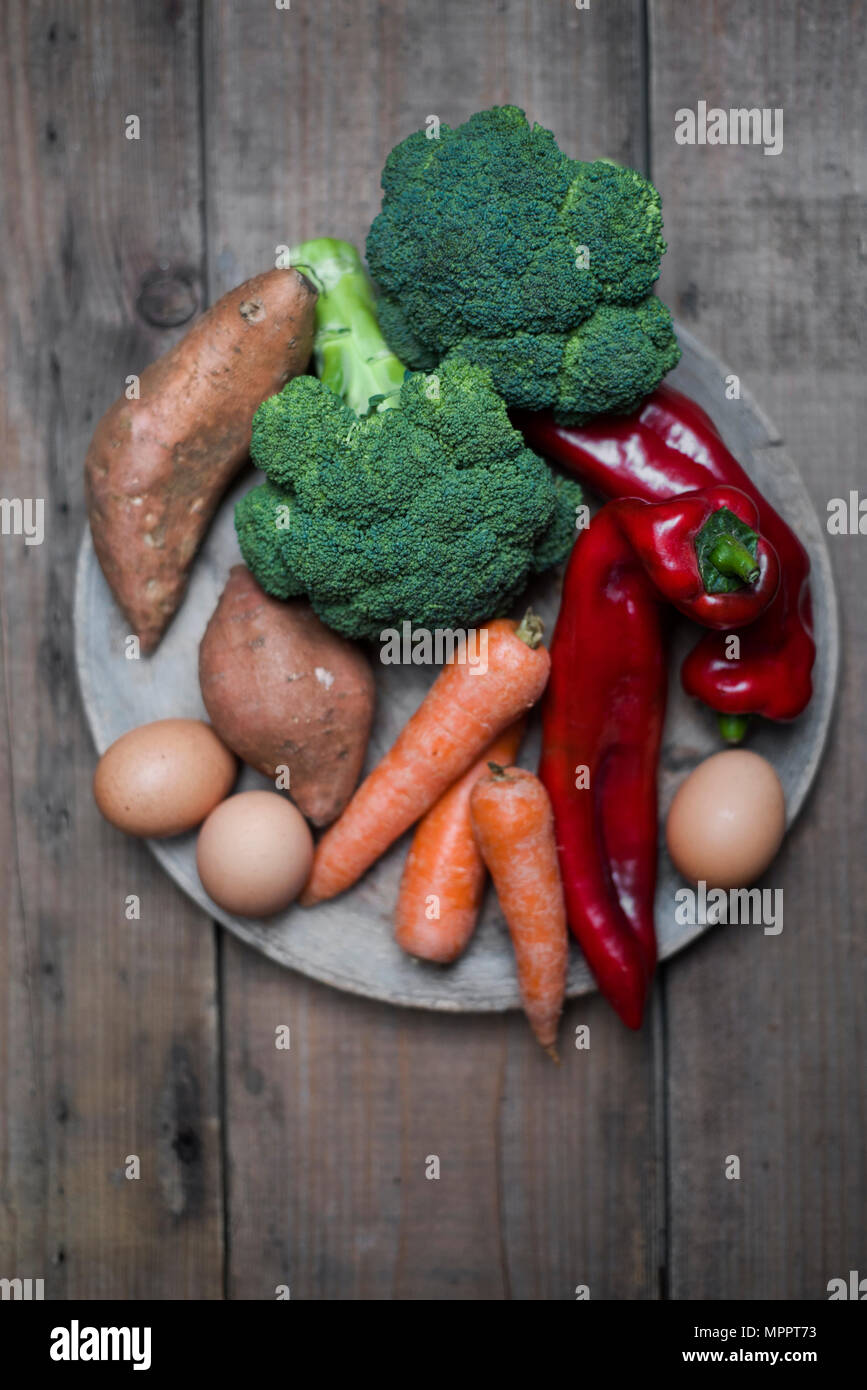 Bio Lebensmittel, enthält viel Vitamin A, Brokkoli, süsse Kartoffeln, Karotten, rote Paprika und Eier Stockfoto