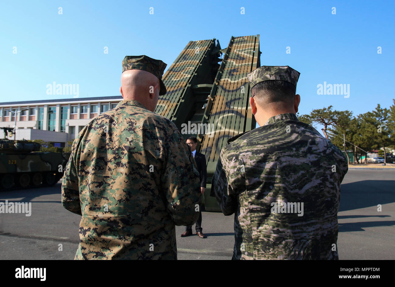 Generalleutnant David H. Berger und Generalleutnant Sang Hoon Lee, Kommandant der Republik der Korea Marine Corp, Tour eine statische Darstellung der Republik von Korea Marinekorps Ausrüstung während der Pazifik amphibische Leaders Symposium 2017 statt in Südkorea, 2. April 2017. Berger ist die US Marine Corps Forces, Pacific Kommandant. PALS soll Führungskräften der Verbündeten und Partner Militärs mit Interesse für amphibische Operationen und Fähigkeitsentwicklung zusammenzubringen. (Foto: U.S. Marine Corps Lance Cpl. Sandra Garduno) Stockfoto