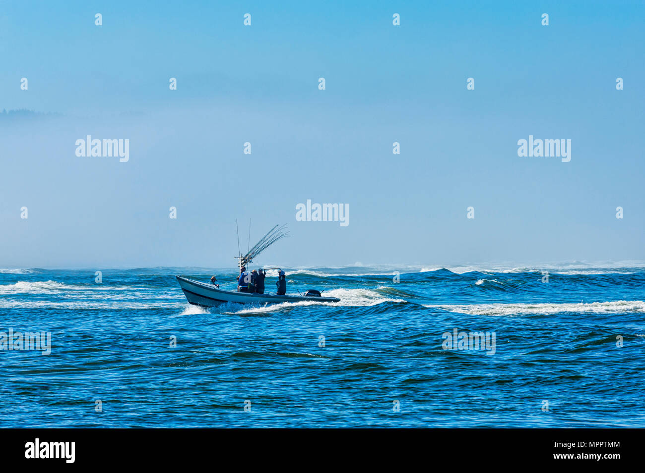 Pacific City, Oregon, USA - Juli 2, 2015: ein Ruderboot Boot aus Angeln im Meer am Strand von Pacific City kommen. Stockfoto