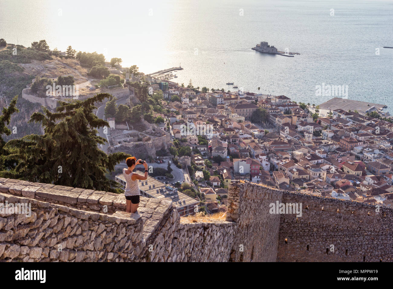Griechenland, Peloponnes Argolis, Nauplia, Argolischer Golf, Frau fotografieren Blick auf Burg Bourtzi Stockfoto