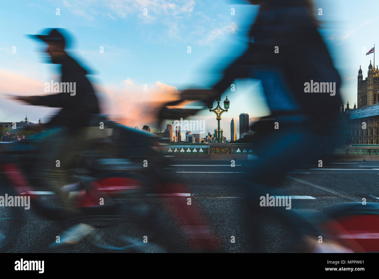 UK, London, Menschen, die Fahrräder auf die Westminster Bridge Stockfoto