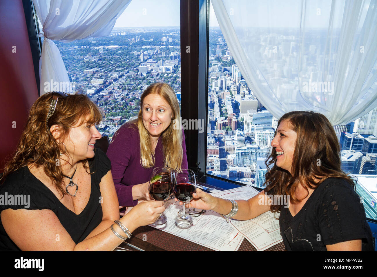 Toronto Kanada, CN Tower, Aussichtsplattform, Horizons Cafe, Restaurant, wo Frauen trinken, Weinfreunde Besucher anstoßen Stockfoto
