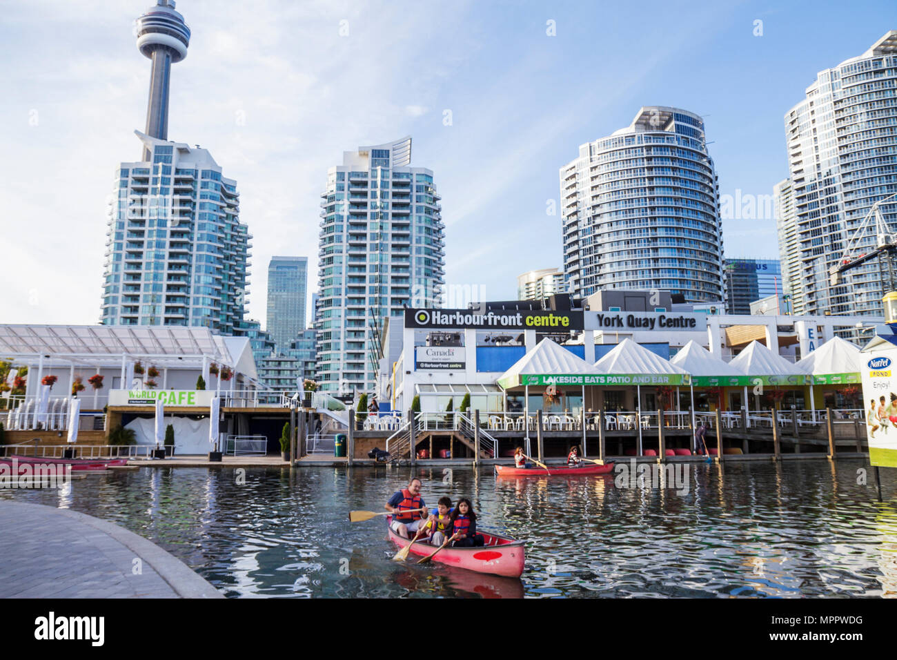 Toronto Kanada, Queen's Quay West, Harbourfront Center, Zentrum, die Waterfront, CN Tower, Eigentumswohnung Wohnapartments Gebäude ho Stockfoto