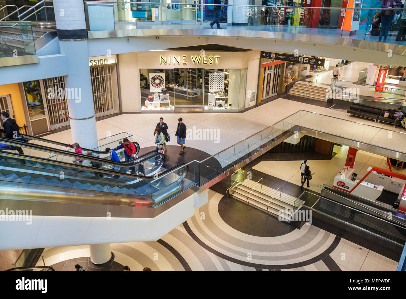 Toronto Kanada, Yonge Street, Downtown Yonge, Eaton Centre, Zentrum, Shopping Shopper Shopper shoppen shops Market Markets Markt kaufen verkaufen, Einzelhandel s Stockfoto