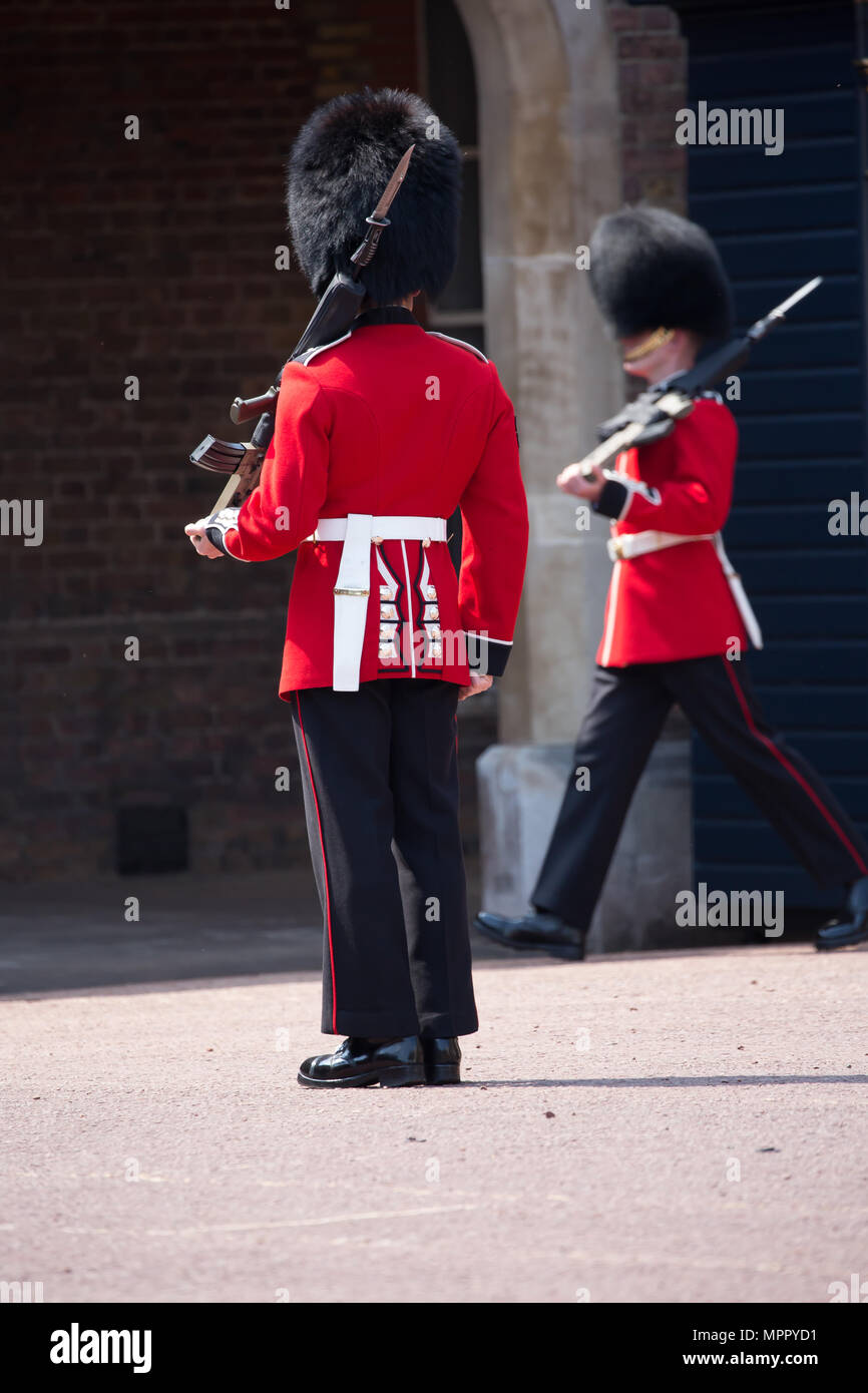 Die Queen's Guard und Queen's Life Guard sind die Namen der Kontingente von Soldaten mit der Bewachung der offiziellen königlichen Residenzen in London erhoben. Stockfoto