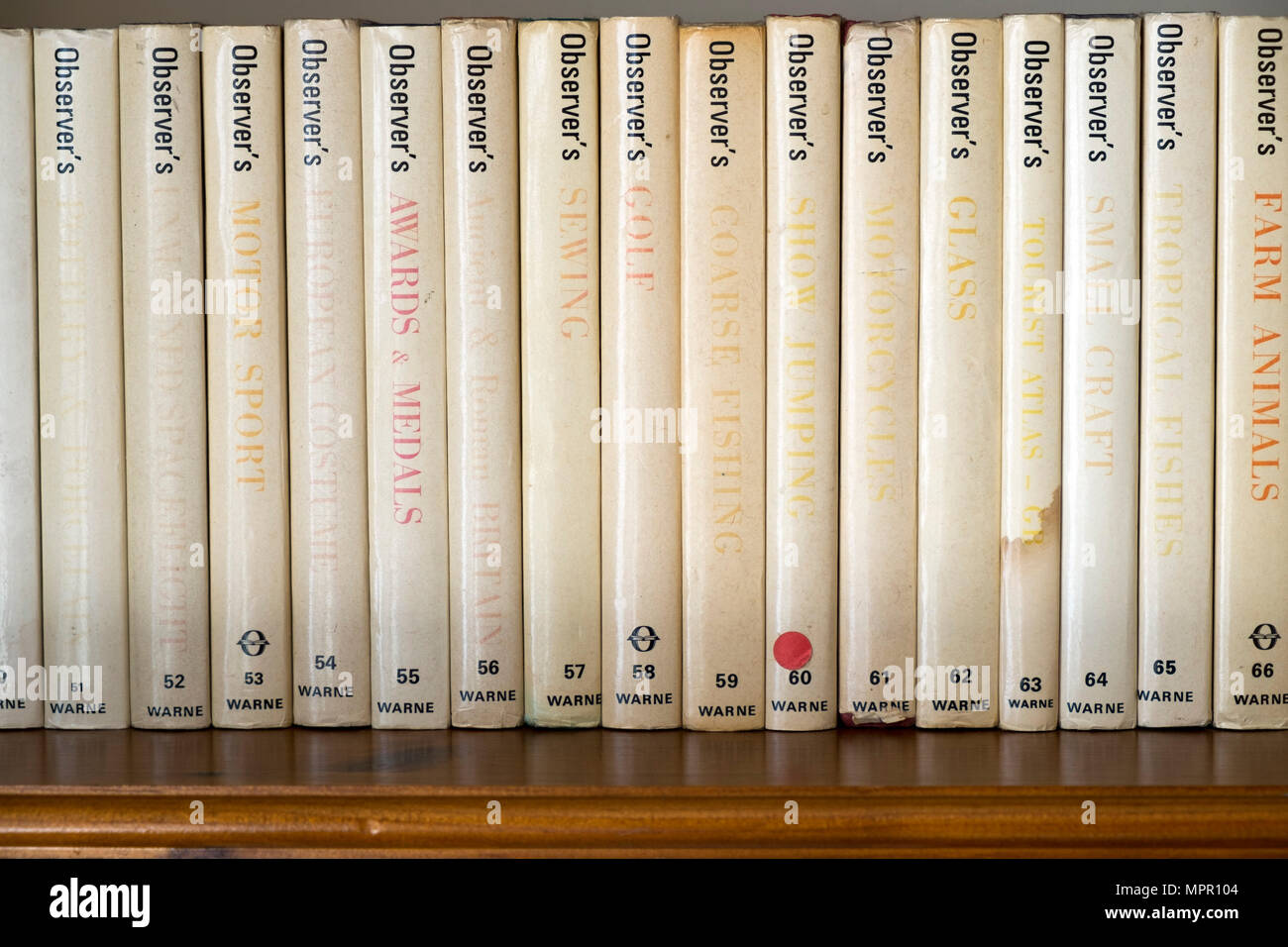 Eine große Sammlung von Vintage Beobachter Bücher im Regal. Der Beobachter Bücher behandelt eine Vielzahl von Themen wie Hobbys, Kunst, Geschichte und Natur. Sie waren eine Reihe von kleinen, Taschenformat Bücher, die von Frederick Warne & Co. im Vereinigten Königreich von 1937 bis 2003 veröffentlicht. Stockfoto