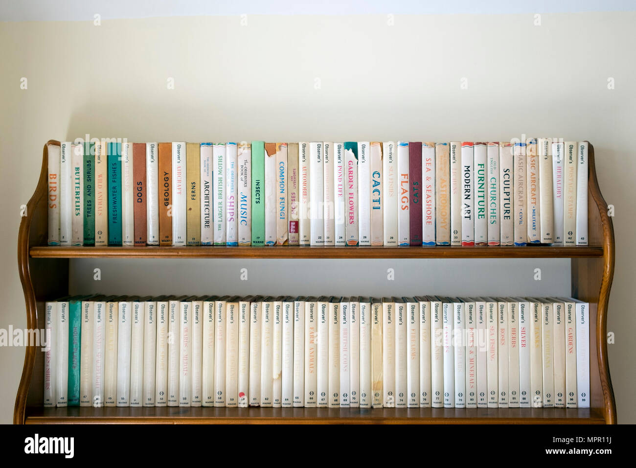 Eine große Sammlung von Vintage Beobachter Bücher im Regal. Der Beobachter Bücher behandelt eine Vielzahl von Themen wie Hobbys, Kunst, Geschichte und Natur. Sie waren eine Reihe von kleinen, Taschenformat Bücher, die von Frederick Warne & Co. im Vereinigten Königreich von 1937 bis 2003 veröffentlicht. Stockfoto
