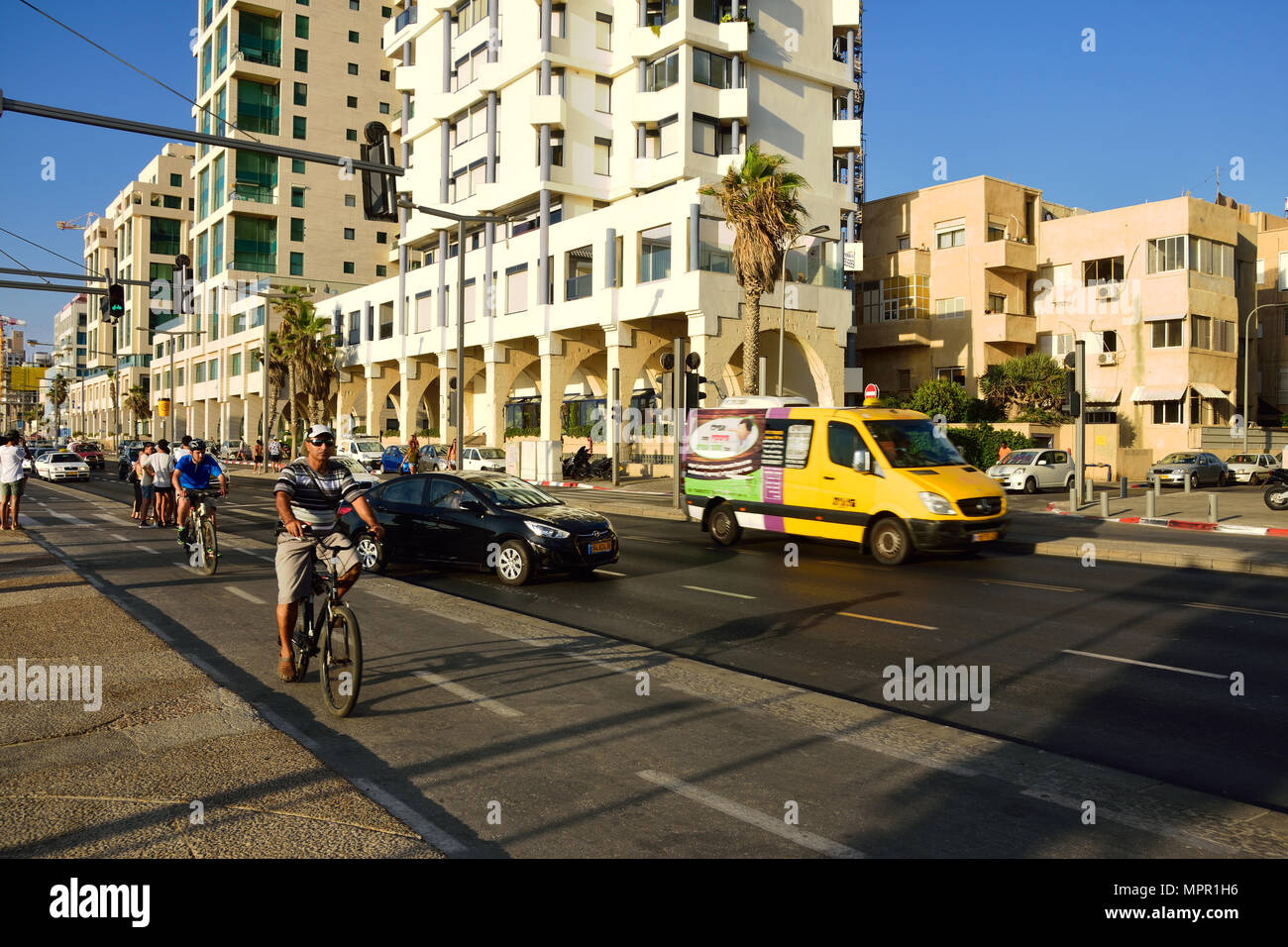 Tel Aviv Coastal Highway und Fahrradweg an der Küste Bezirk der Stadt mit der Reihe von Hotels. Stockfoto