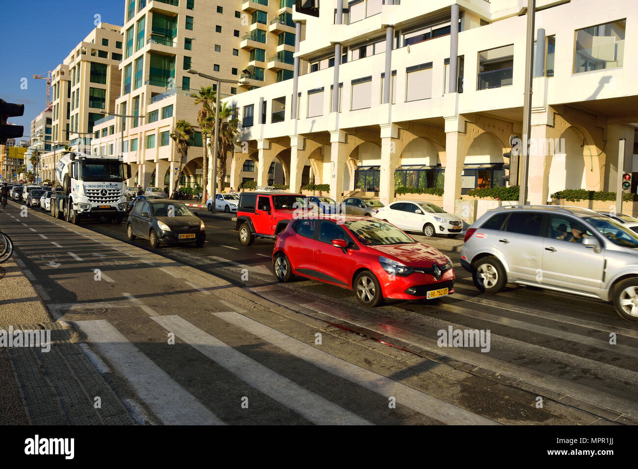 Tel Aviv Coastal Highway an der Küste Bezirk der Stadt mit der Reihe von Hotels. Stockfoto