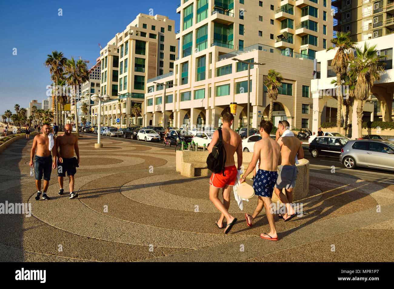 Tel Aviv Coastal Highway an der Küste Bezirk der Stadt mit der Reihe von Hotels. Stockfoto