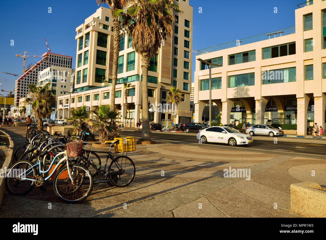 Tel Aviv Coastal Highway und Fahrradweg an der Küste Bezirk der Stadt mit der Reihe von Hotels. Stockfoto