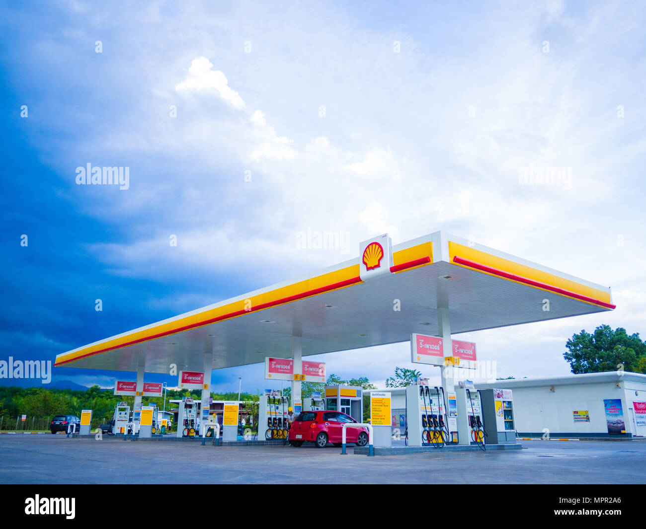 Nakhon Si Thammarat, Thailand - Juli 2, 2017: Shell Tankstelle und blauer Himmel. Royal Dutch Shell seine australischen Shell Retail Operations verkauft Stockfoto