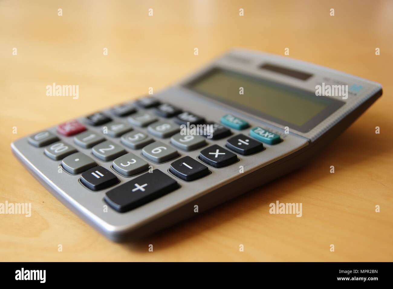 Finanzrechner auf Schreibtisch Stockfoto