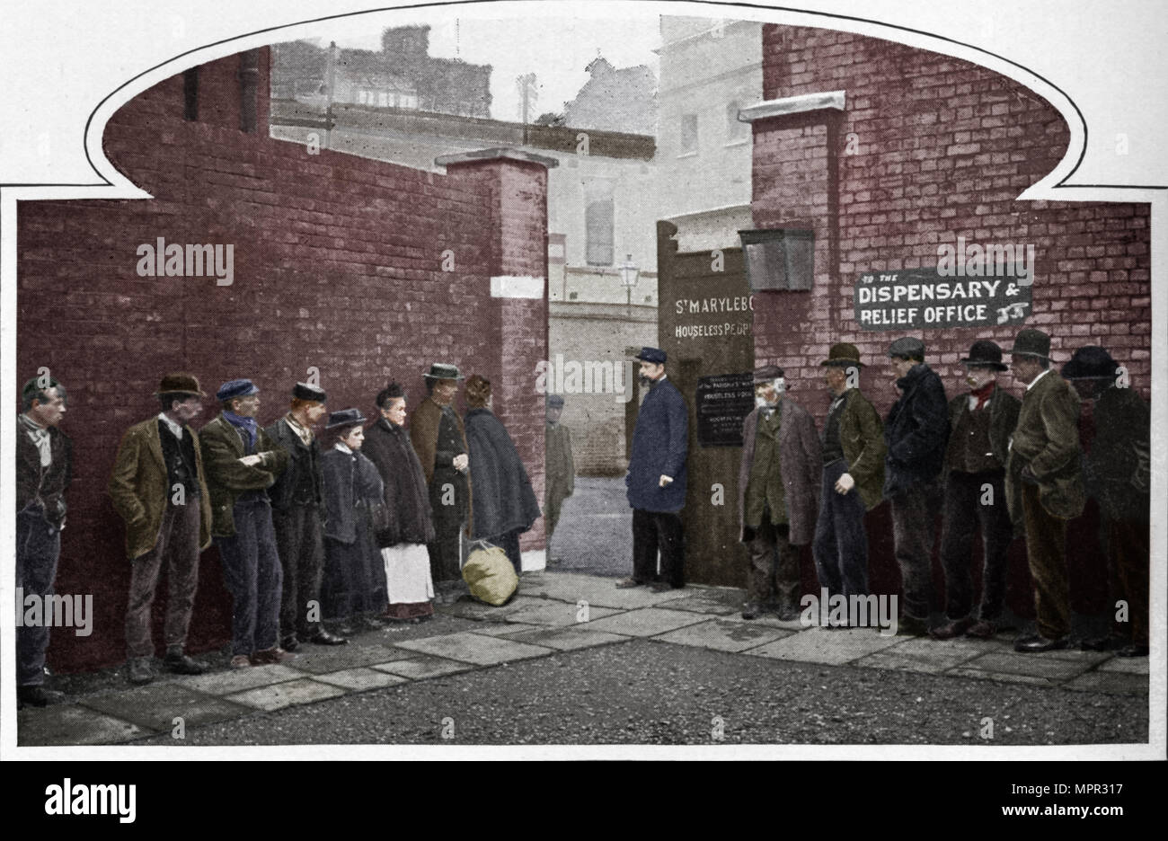 Wartezeit für die Zulassung zur St Marylebone Workhouse, Luxborough Street, London, c1901 (1903). Künstler: unbekannt. Stockfoto