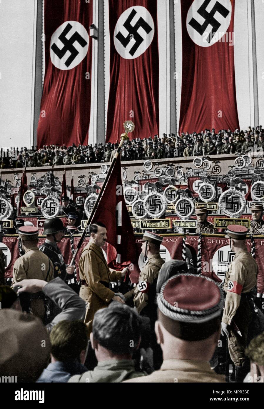 Adolf Hitler weiht neuen Standards, Nürnberg, Deutschland, 1934. Artist: Unbekannt. Stockfoto