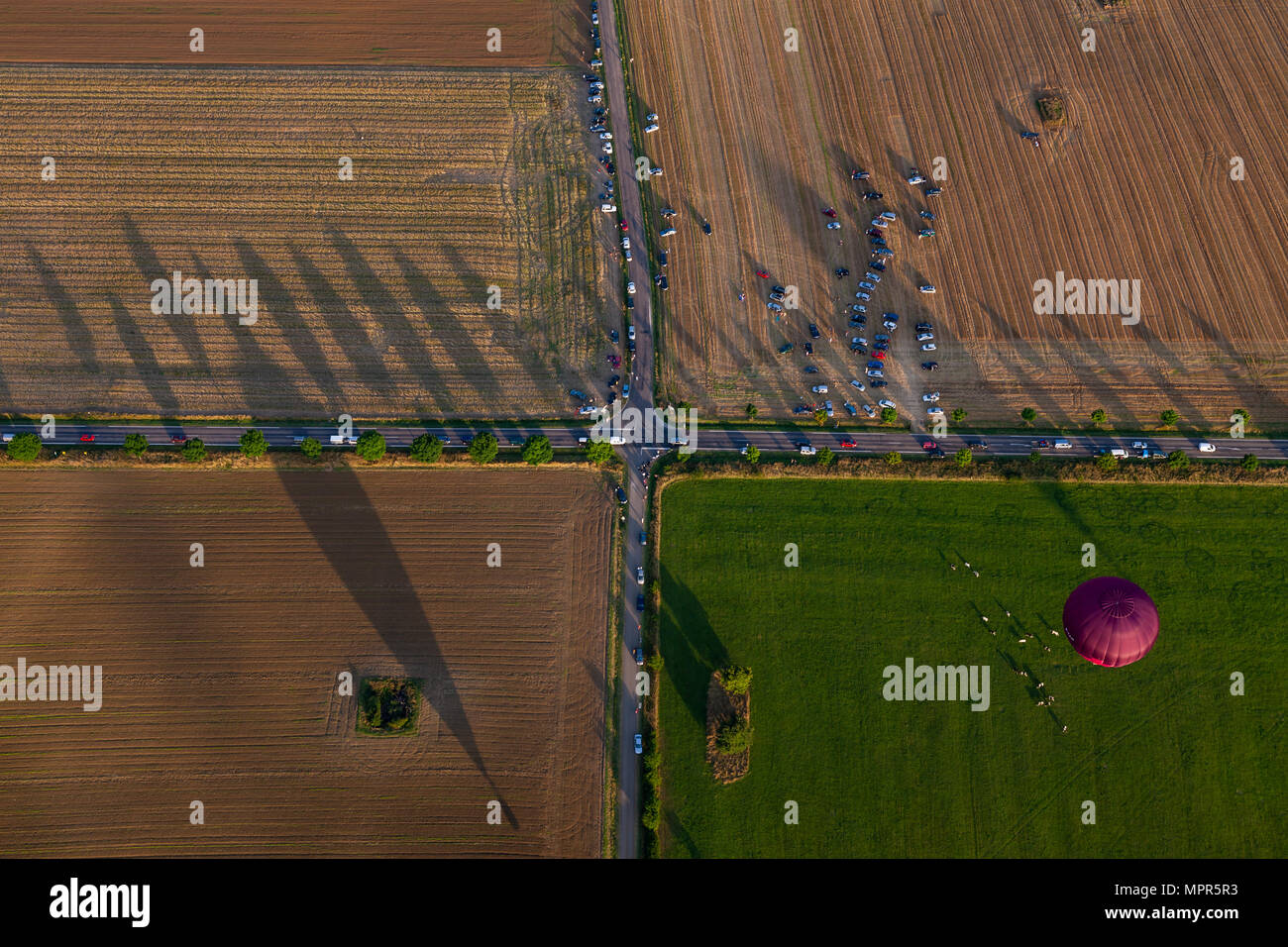 Ländliche Kreuzung aus einem Heißluftballon gesehen. Personen und weiteren Hot Air Ballon am Boden. Stockfoto