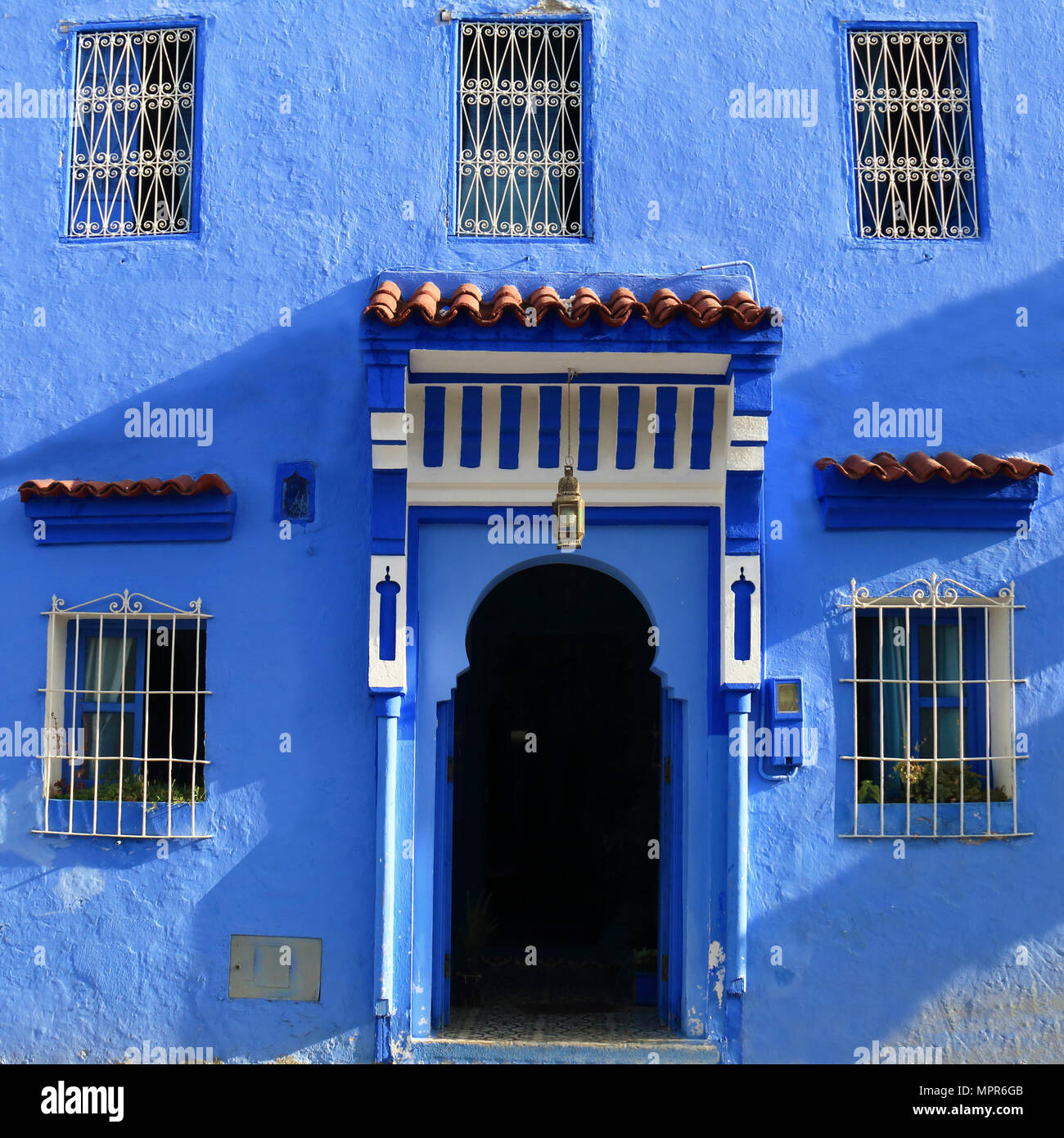 Schöne traditionelle arabische Fassade in Chefchaouen, Marokko Stockfoto