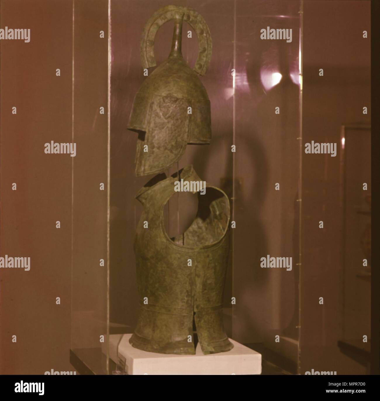 Bronze Helm und Cuirass, späte geometrische Periode, aus dem 8. Jahrhundert v. Chr.. Artist: Unbekannt. Stockfoto
