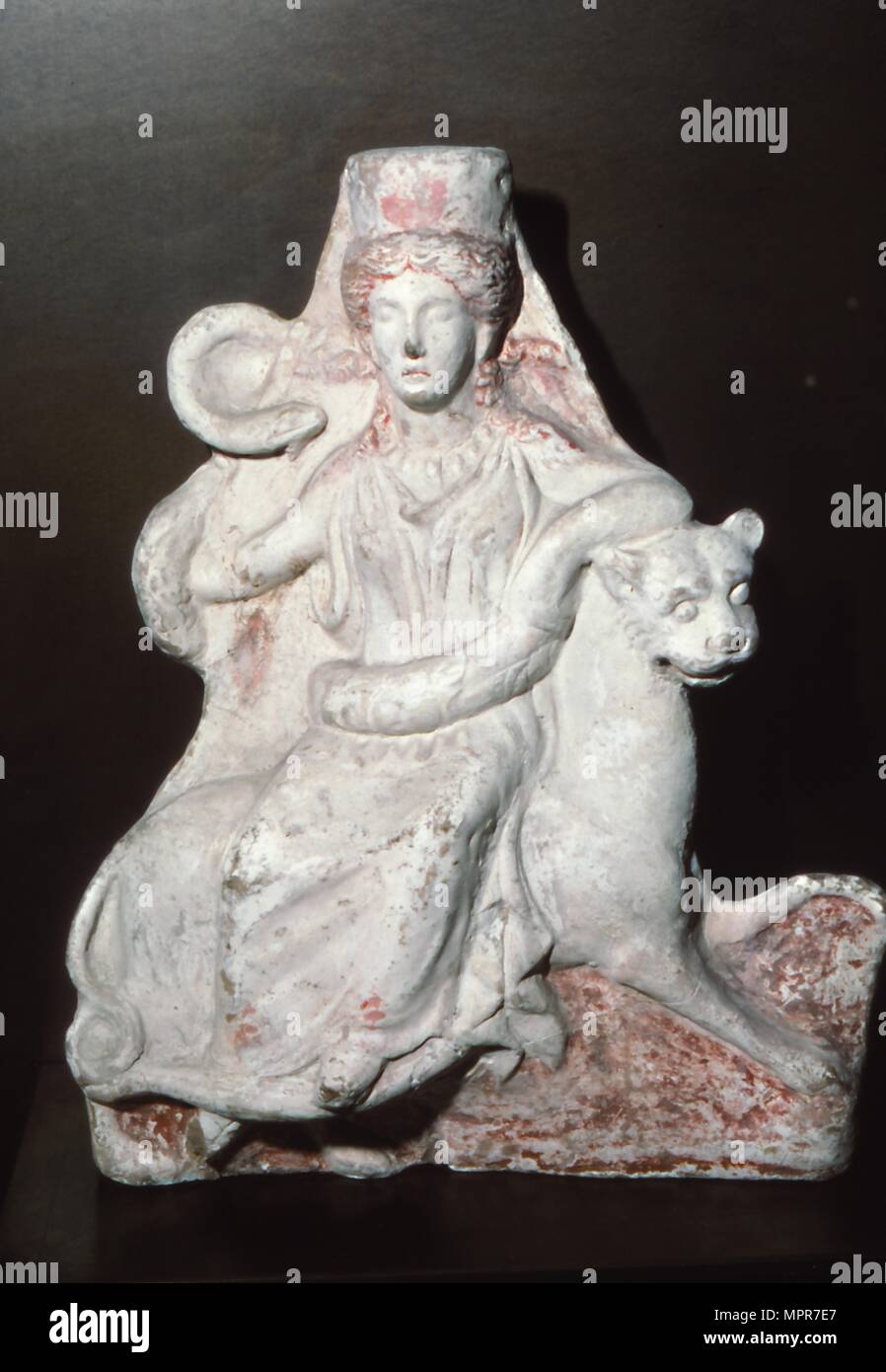 Demeter auf einem Panther, griechische Terrakotta, c 350 v. Chr. sitzt. Artist: Unbekannt. Stockfoto Demeter auf einem Panther, griechische Terrakotta, c 350 v. Chr. sitzt. Artist: Unbekannt. Stockfoto