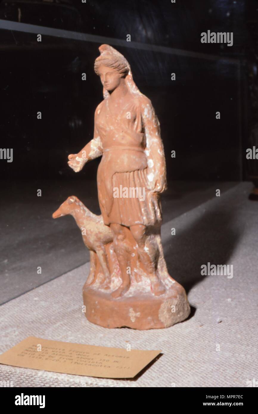 Griechische Terrakotta, Artemis Bendis mit einem kleinen Jagdhund, c350 BC-c 300 v. Chr. Artist: Unbekannt. Stockfoto