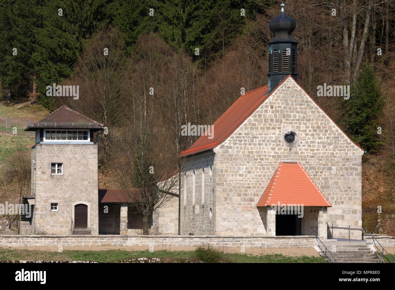 Ehemaliger Wachturm und hingebungsvoll Kapelle in der KZ-Gedenkstätte Flossenbürg, Flossenbürg, Oberpfalz, Bayern Stockfoto