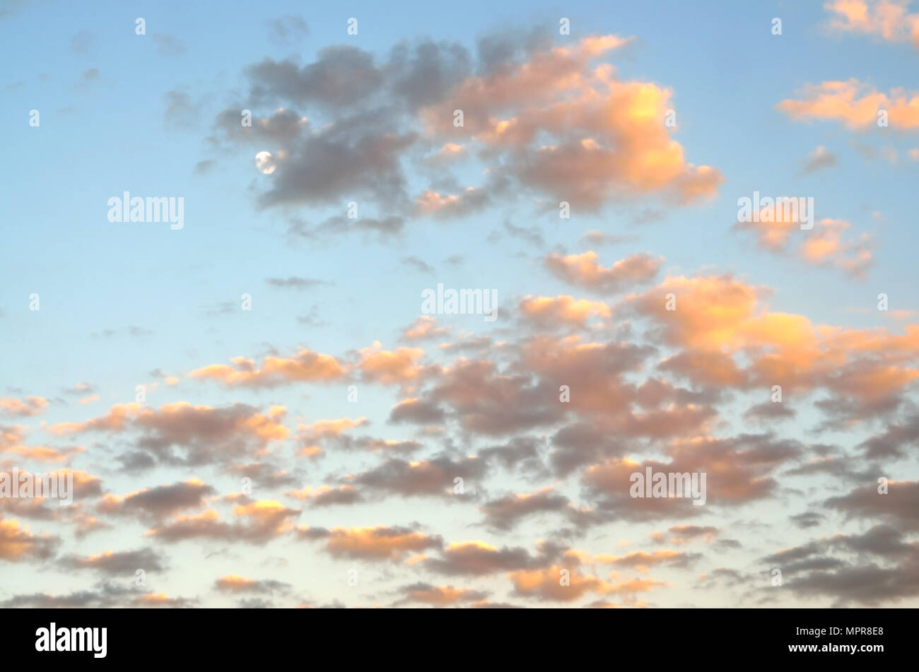Bunte Wolken bei Sonnenuntergang Stockfoto