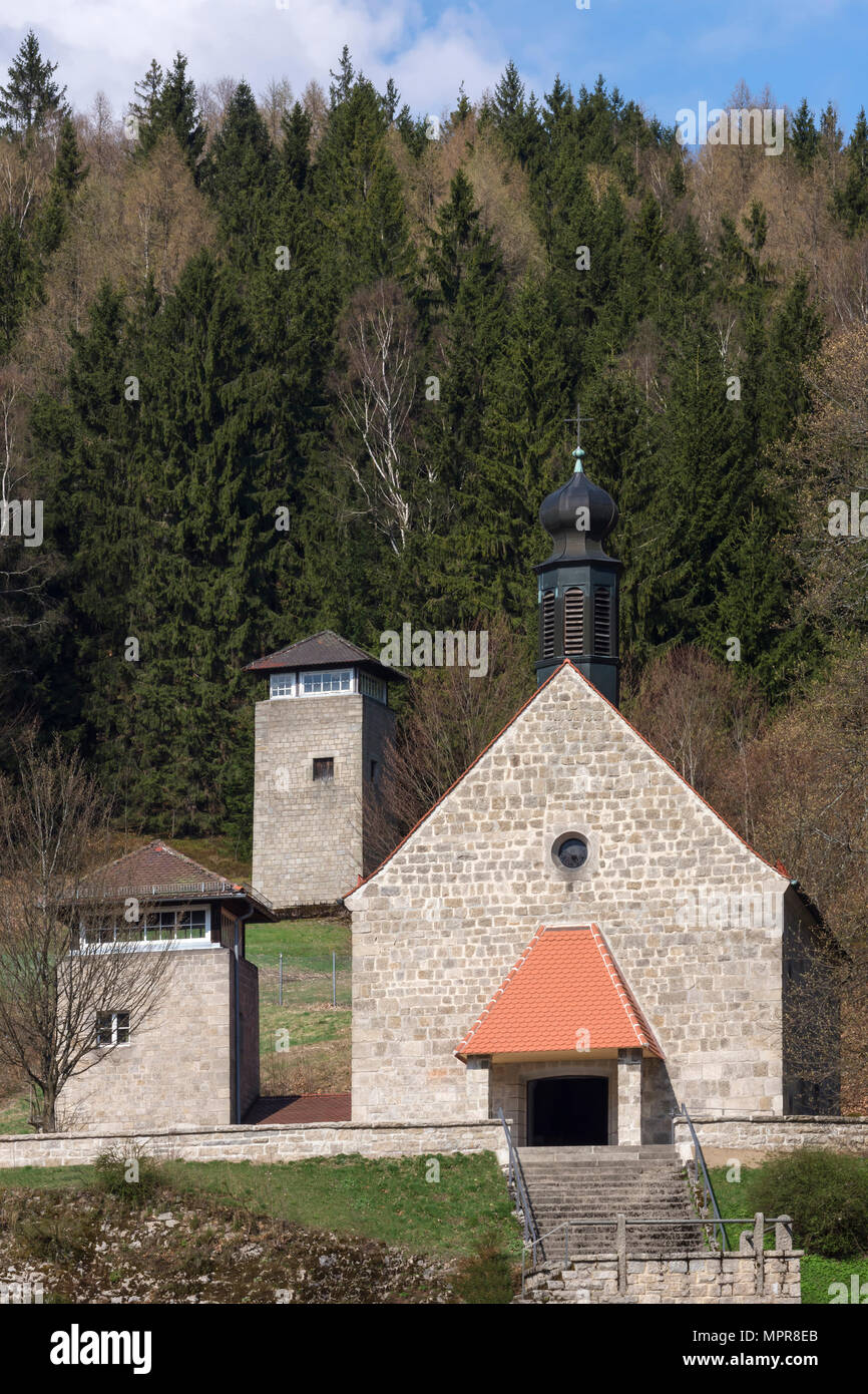 Ehemalige Wachtürme und hingebungsvolle Kapelle in der KZ-Gedenkstätte Flossenbürg, Flossenbürg, Oberpfalz Stockfoto