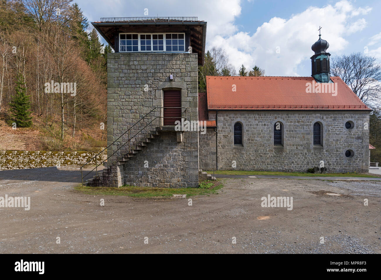 Ehemaliger Wachturm und hingebungsvoll Kapelle in der KZ-Gedenkstätte Flossenbürg, Flossenbürg, Oberpfalz, Bayern Stockfoto
