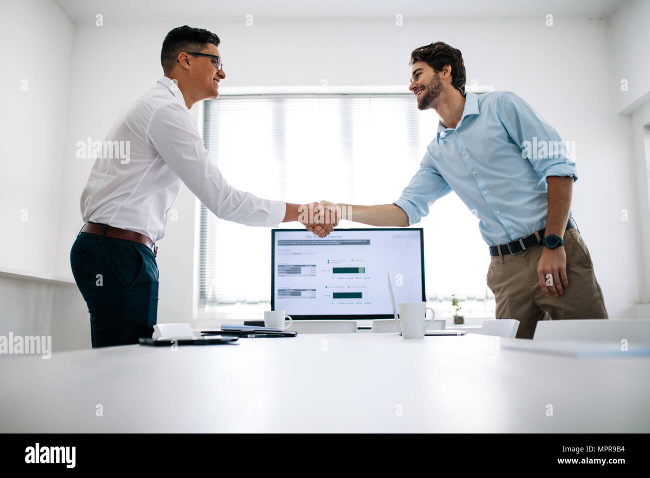 Kollegen die Hände schütteln in der Konferenz. Gerne Unternehmer Begrüßung im Tagungsraum. Stockfoto