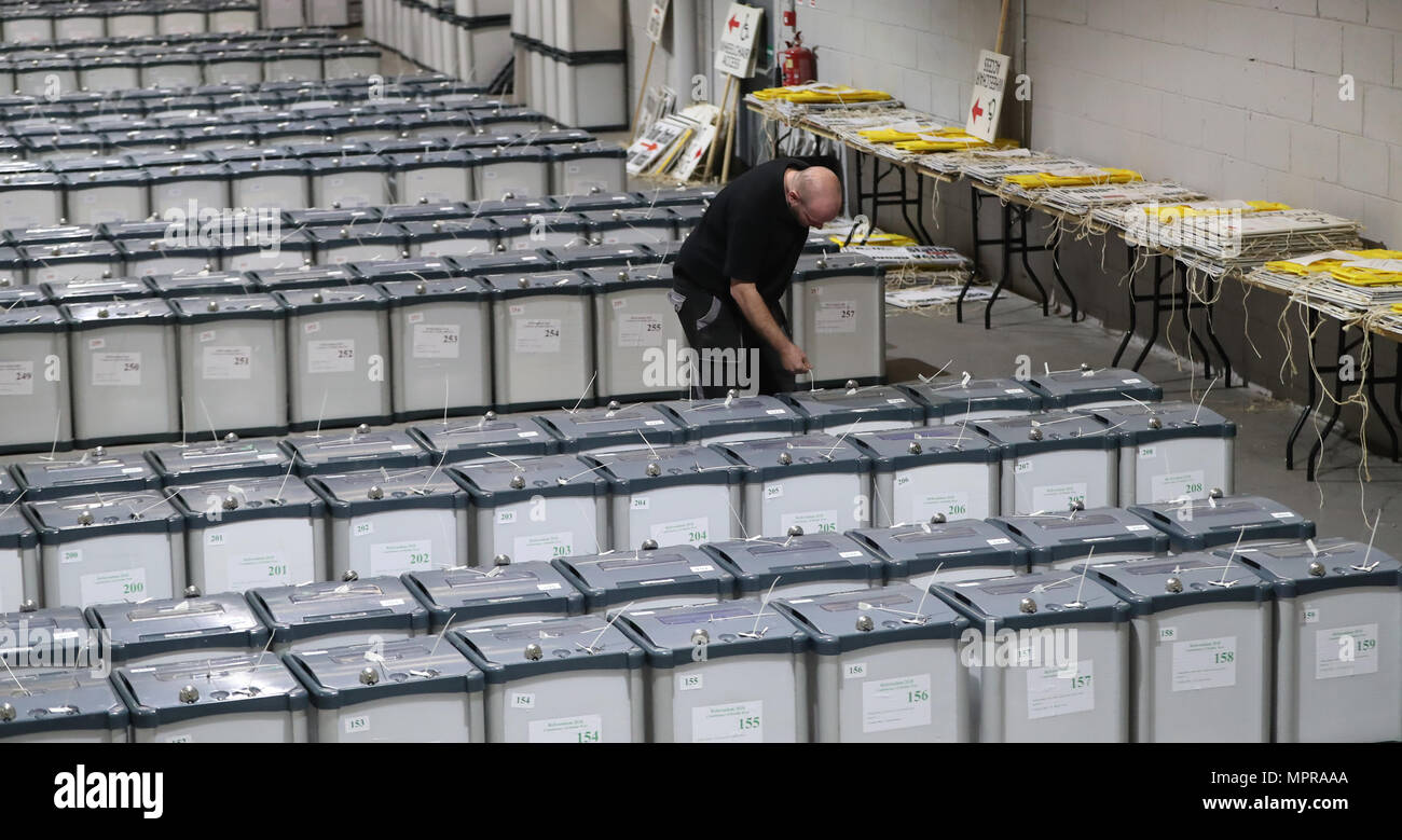 Wahl Warehouse Manager Michael Leonard prüft die Dichtungen auf Urnen, die zu den Wahllokalen bereit sind vor dem Referendum am 8. Änderung der irischen Verfassung, in Dublin. Stockfoto