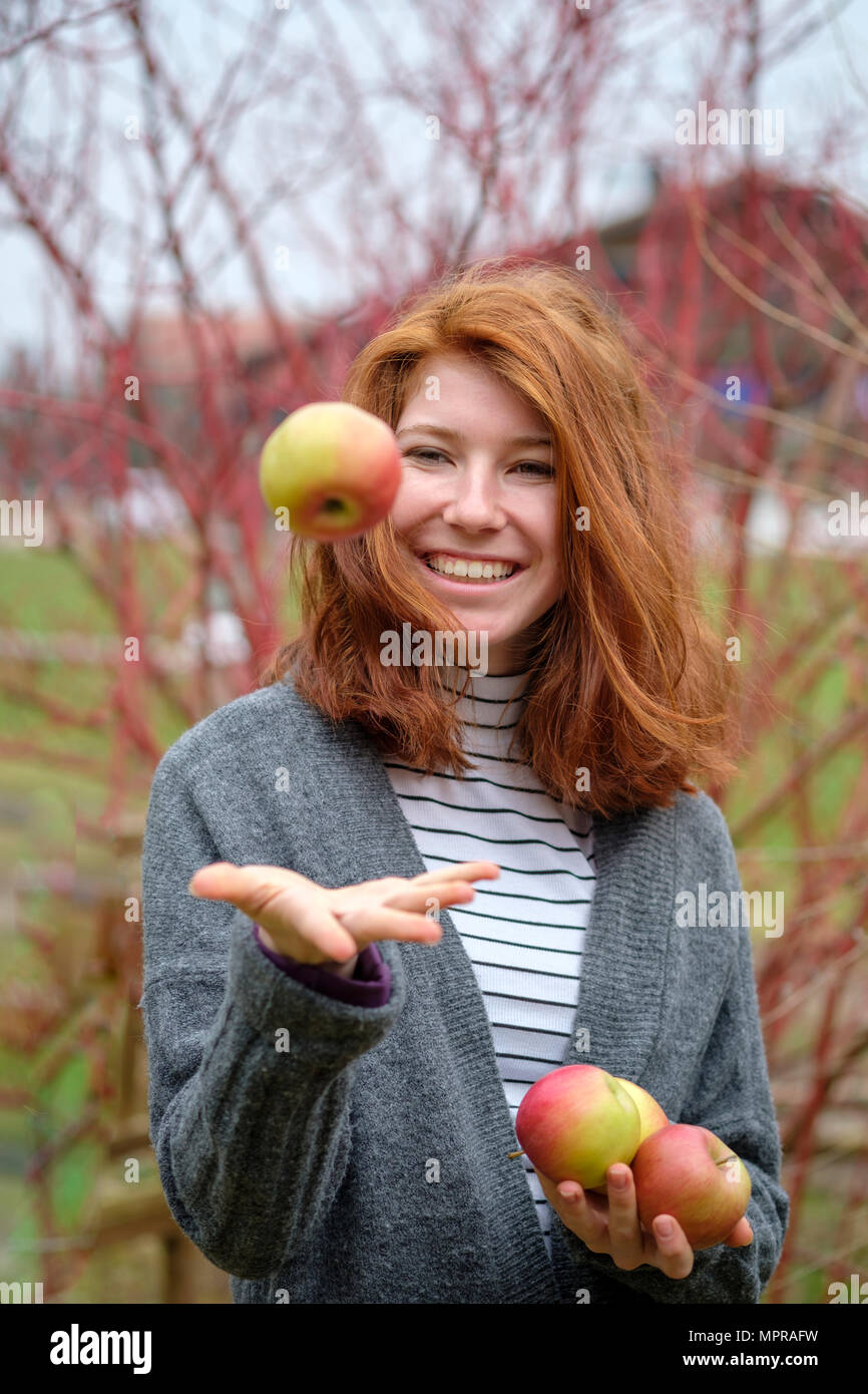 Portrait von rothaarigen Mädchen im Teenageralter mit vier Äpfel Stockfoto